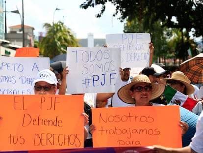 Trabajadores del Poder Judicial, durante una protesta en Acapulco, el pasado 22 de octubre.