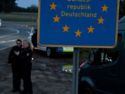 Frost (Germany), 11/10/2023.- German police officers stand at a checkpoint during an operation to prevent illegal migration along the German-Polish border near Frost, Germany, 11 October 2023. Due to the increasing number of refugees arriving in Germany via the Balkan and Mediterranean routes, as well as war refugees from Ukraine, many refugee shelters in Germany have already reached their capacity limit. (Alemania, Ucrania) EFE/EPA/Filip Singer ATTENTION: This Image is part of a PHOTO SET