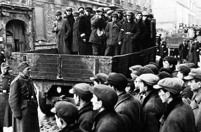 Gueto de Varsovia, el mayor de los guetos nazis durante la Segunda Guerra Mundial, fue creado en noviembre de 1940 por las autoridades alemanas en la Polonia ocupada y llegó a encarcelar 460.000 judíos. 