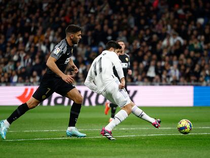 Marco Asensio marca para el Real Madrid en el partido contra el Elche, en el Santiago Bernabéu este miércoles.
