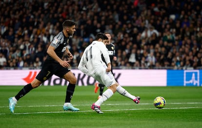 Marco Asensio marca para el Real Madrid en el partido contra el Elche, en el Santiago Bernabéu este miércoles.