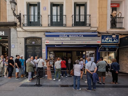 Varias personas hacen cola para comprar en la administración de loterías Doña Manolita, el 20 de septiembre, en Madrid.