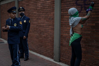 Una manifestante pinta una consigna en las calles de Bogotá, durante la marcha.