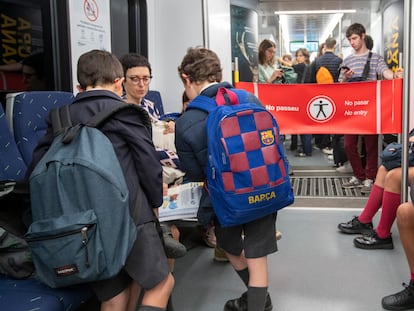 Tren escolar en la línea S2 de Ferrocarrils de la Generalitat con vagones reservados a escolares, el pasado 30 de marzo.