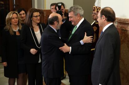 El presidente del Congreso, Jesús Posada (segundo por la izquierda), recibe al secretario general del PSOE, Alfredo Pérez Rubalcaba. Detrás de este, Soraya Rodríguez y Trinidad Jiménez. A la derecha, Pío García Escudero.