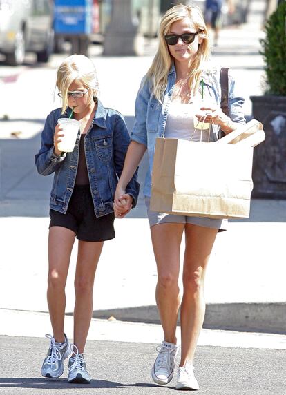 Reese Witherspoon las tiene de varios colores. En esta ocasión, las lleva blancas, bajitas y combinadas con shorts.