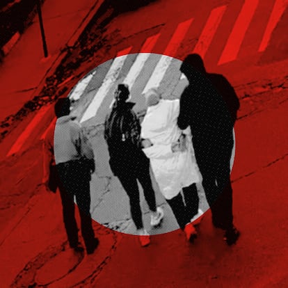 Dos agentes estadounidenses arrestan a Rumeysa Ozturk, una estudiante de doctorado de la Universidad de Tufts (Massachusetts, EE UU), el pasado 26 de marzo.