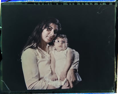 Jusikelly da Silva posa para la foto con su hija Luhandra, nacida con microcefalia, en Recife (Brasil). Jusikelly dice que está desesperada por conseguir realizar un escáner cerebral a Luhandra, que estuvo sentada y comiendo alimentos sólidos hasta que hace varios meses un ataque la dejó prácticamente inmóvil.