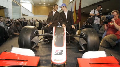 Bruno Senna y Karun Chandhok, durante la presentación del bólido de Hispania Racing.