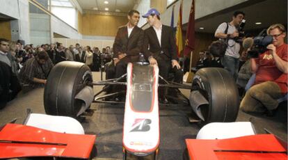 Bruno Senna y Karun Chandhok, durante la presentación del bólido de Hispania Racing.