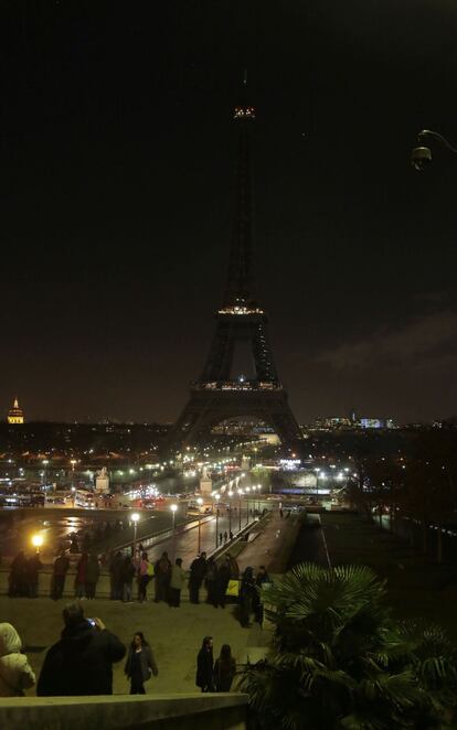 A Torre Eiffel em Paris, com as luzes apagadas, em homenagem aos mortos no ataque terrorista a semanário francês.