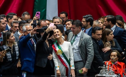 Claudia Sheinbaum con los legisladores de Morena.