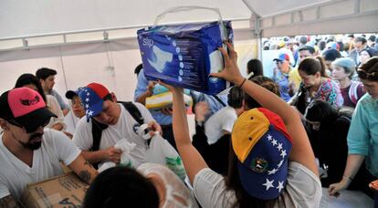 Campaña de donación de medicinas y pañales para Venezuela el pasado jueves en Bogotá.