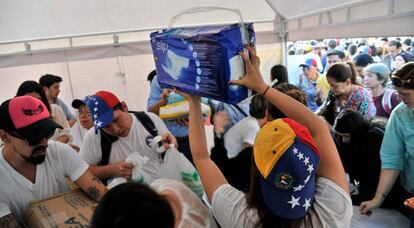 Campa&ntilde;a de donaci&oacute;n de medicinas y pa&ntilde;ales para Venezuela el pasado jueves en Bogot&aacute;.