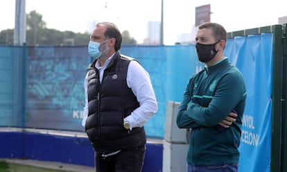 Hugo Blanco, a la derecha de la imagen, junto a Rufete en la ciudad deportiva Dani Jarque.