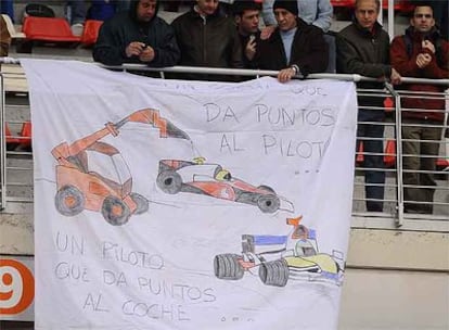 Aficionados en Montmeló con pancartas dirigidas a Hamilton