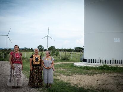 Guadalupe Ramírez, de negro, junto con otras defensoras, a un costado de uno de los aerogeneradores del parque eólico del Istmo de Tehuantepec, en 2021.