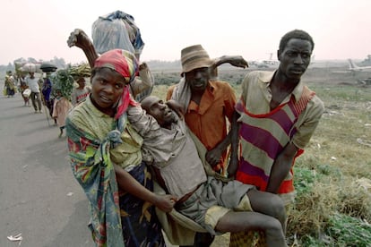 Los hutus atribuyeron el magnicidio a los tutsis del Frente Patriótico Ruandés (FPR), movimiento guerrillero con el que habían librado una guerra civil intermitente desde 1990. En la imagen, un anciano ruandés, agotado y hambriento, es llevado por familiares a un campamento de refugiados cerca del aeropuerto de Goma (República Democrática del Congo), el 7 de abril de 2019.