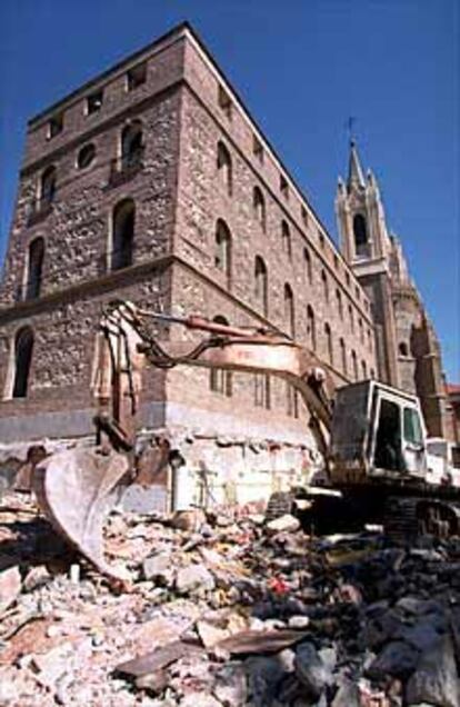 Demolición del salón de actos parroquiales de la iglesia de Los Jerónimos.