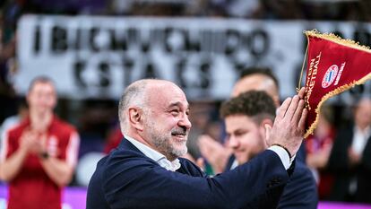 Laso recibe el homenaje de la afición del Madrid.