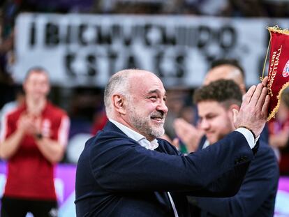 Laso recibe el homenaje de la afición del Madrid.