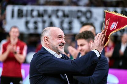 Laso recibe el homenaje de la afición del Madrid.