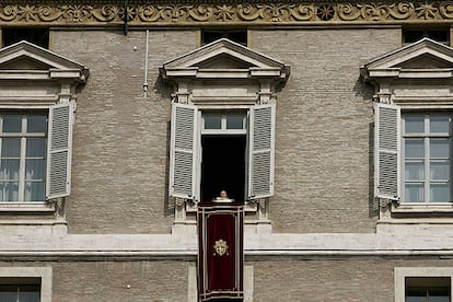 El Papa se asoma ayer a la plaza de San Pedro, desde la ventana de sus apartamentos privados en el Vaticano.