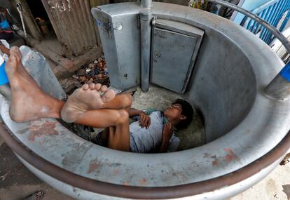 Un hombre duerme en un puesto de policía de tráfico en Kolkata (India).