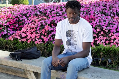 Mouhamed Diouf, conocido como el 'héroe de la ría de Bilbao', posa este viernes en una céntrica plaza de la capital vizcaína.