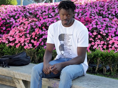 Mouhamed Diouf, conocido como el 'héroe de la ría de Bilbao', posa este viernes en una céntrica plaza de la capital vizcaína.