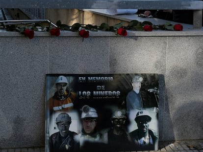Homenaje a los mineros fallecidos en la entrada de los juzgados de León, este lunes.