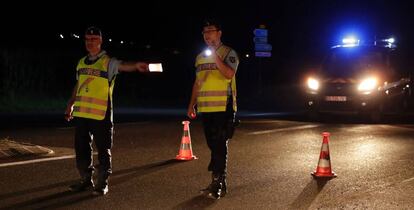 Policías franceses dirigen el tráfico cerca de París.