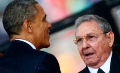 Obama e Castro no funeral de Nelson Mandela.