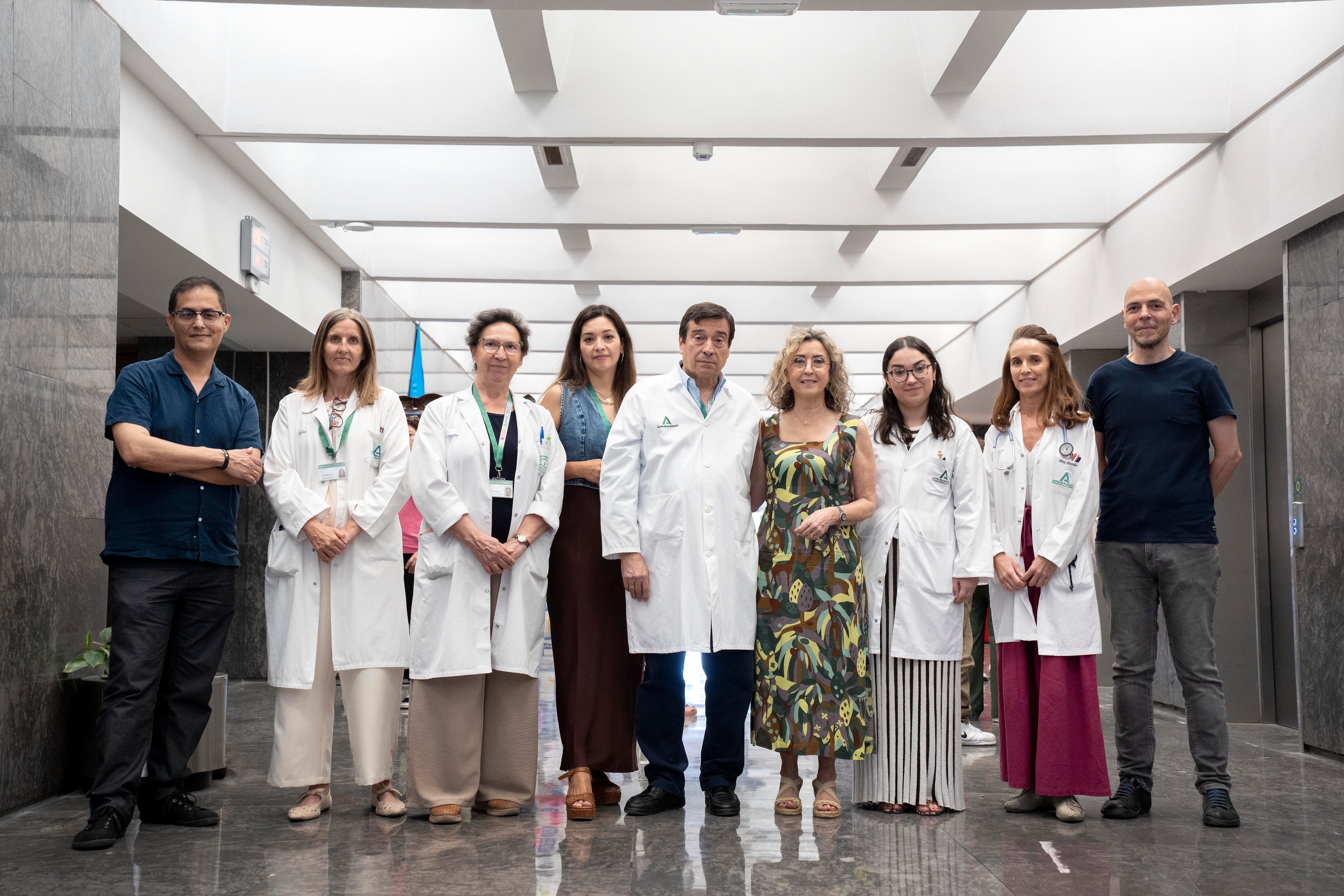 Investigadores del podcast 'Lo grabé en silencio', este miércoles en el Hospital Reina Sofía de Córdoba.