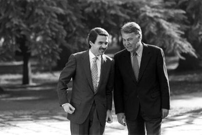 Las nuevas actividades de Aznar y González -en la imagen en La Moncloa, tras las elecciones de 1996- generan controversia.