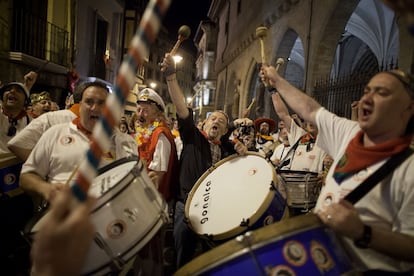Componentes de 'Estruendo' marchan por las calles de Pamplona en el quinto día de las fiestas de San Fermín.