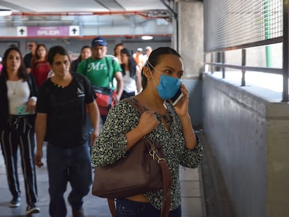 Una mujer responde una llamada desde su teléfono celular, en Ciudad de México.