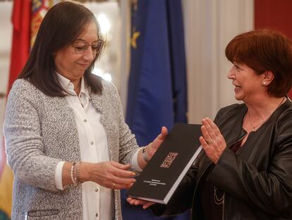 La presidenta de las Cortes de Valencia, Llanos Massó (i), recibe la 'Memòria' de la Agencia Valenciana de la Lengua 2022, por parte de la presidenta de la Academia de la Lengua Valenciana (AVL), Verónica Cantó (d), en Les Corts, este martes.