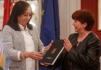 La presidenta de las Cortes de Valencia, Llanos Massó (i), recibe la 'Memòria' de la Agencia Valenciana de la Lengua 2022, por parte de la presidenta de la Academia de la Lengua Valenciana (AVL), Verónica Cantó (d), en Les Corts, este martes.