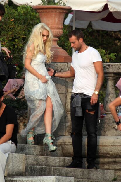 Lindsay Lohan con el diseñador alemán Philipp Plein, durante la sesión de fotos de la actriz en el lago Como. Septiembre de 2011