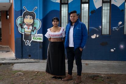 Emy Castañeda y Diego Ascanta, intérpretes y gestores del pueblo kichwa, en la Unidad de Servicios de Salud La Española.