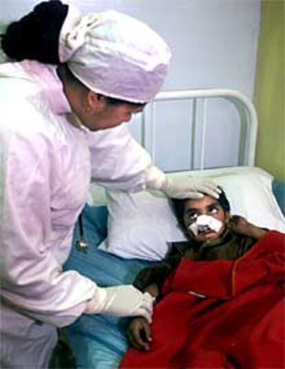 Un niño con fiebre de Crimea-Congo es atendido en Quetta (Pakistán).
