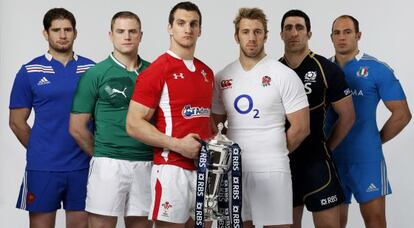 Pascal Pape, de Francia; Jamie Heaslip, de Irlanda; Sam Warburton, de Gales; Chris Robshaw, de Inglaterra; Kelly Brown, de Escocia; y Sergio Parisse, de Italia, con el trofeo del Seis Naciones.