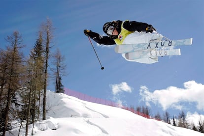 La canadiense dominaba el <i>freestyle<i> y era una de las favoritas para ganar el oro en los próximos Juegos de Invierno de 2014 que se celebrarán en Sochi (Rusia). Aquí un salto mientras practica esta modalidad durante  la competición de la Copa del Mundo en Italia (2008).</i></i>