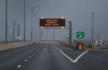 Una señal sobre una carretera vacía avisa de la aproximación del huracán Harvey en Corpus Christi, Texas (EE UU).