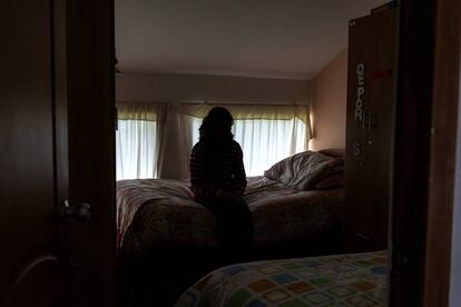 Una joven, en un centro de acogida a mujeres maltratadas en Quito.