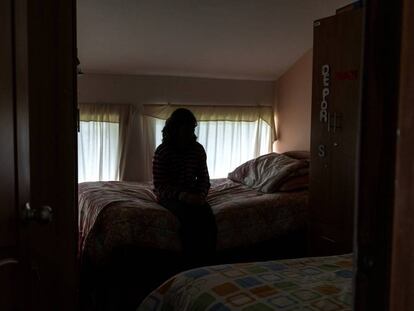 Una joven, en un centro de acogida a mujeres maltratadas en Quito.