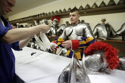 Un miembro de la Guardia Suiza recoge los guantes de su uniforme.