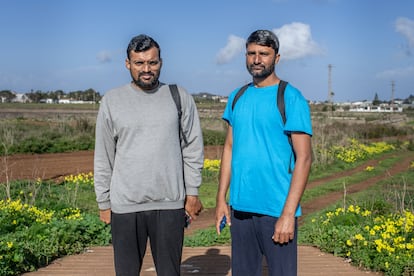 Zahid (izquierda) y Ramzan Hassan, dos ciudadanos pakistaníes llegados en cayuco a El Hierro en diciembre, el jueves 26 de diciembre en Las raíces (La Laguna). 