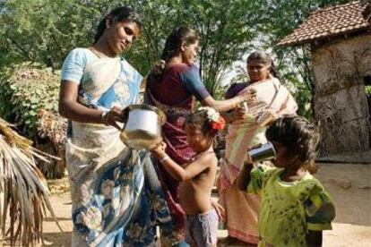 Un grupo de mujeres y niñas trabajan en un poblado campesino del interior de la India.